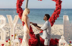 Adopo, proposta da favola: la compagna dice “sì” sulla sabbia delle Bahamas