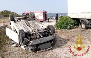 Sant’Antioco, spaventoso incidente con ribaltamento: tre veicoli coinvolti