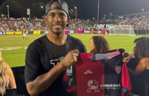 Cagliari, che orgoglio! La stella NBA Chris Paul posa con la maglia rossoblù