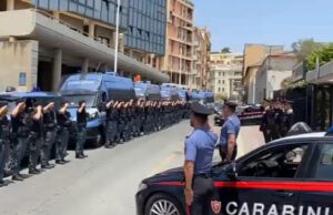 Cagliari, il saluto della Polizia all’Arma per Carlo Legrottaglie | Video