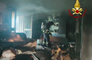 Paura a Siniscola, scoppia incendio in una casa: ingenti danni