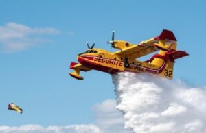 Vasto incendio ad Arborea: in azione due elicotteri e un canadair