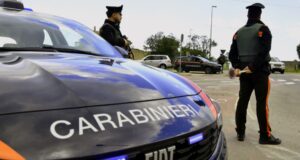 Villa San Pietro, vede l’alt dei Carabinieri e si dà alla fuga: arrestato 23enne