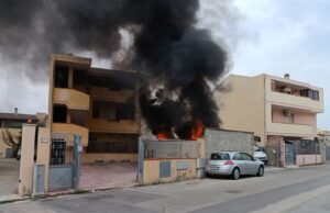 Sestu, incendio nel cortile di una casa: intossicazione per il proprietario