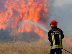 Paura a Flussio, scoppia incendio in un fienile: ingenti danni alla struttura