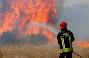 Paura a Flussio, scoppia incendio in un fienile: ingenti danni alla struttura