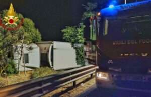 Oristano, tir si ribalta sulla 131: solo uno spavento per il conducente