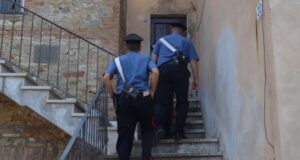 Musei, aggredisce la madre e minaccia di ucciderla: arrestato un 21enne