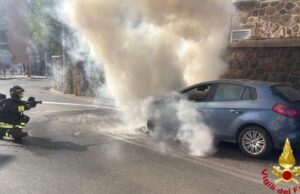Paura a Sassari, auto prende improvvisamente fuoco: salva la conducente