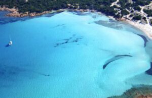 Spiaggia Grande Pevero, barriere protettive per tutelare le dune