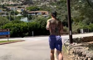 Vacanze sarde per Theo Hernandez, il calciatore si allena in Costa Smeralda
