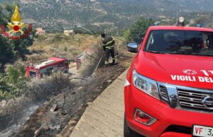 Incendio a Nuoro, fiamme minacciano le case a Preda Istrada
