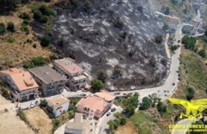 Incendi in Sardegna, 36 roghi in un giorno: 9 richiedono l’intervento aereo