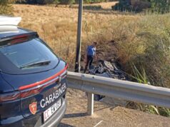 Castiadas, auto si ribalta per evitare un cinghiale e prende fuoco