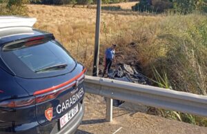 Castiadas, auto si ribalta per evitare un cinghiale e prende fuoco