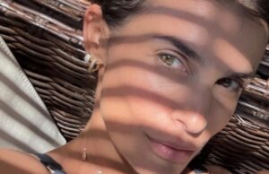 Elisabetta Canalis, relax ad Alghero tra sole e acque cristalline