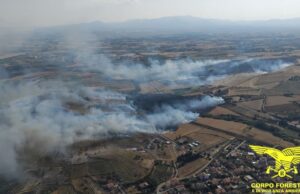 Incendi in Sardegna, 18 roghi nella giornata: in azione 4 elicotteri a Furtei