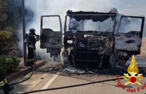 Padru, camion in fiamme sulla sp24: mezzo distrutto, nessun ferito