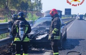 Marrubiu, auto prende fuoco lungo la 131: illeso il conducente