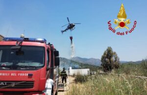 Incendio nella periferia di Irgoli, le fiamme minacciano le abitazioni