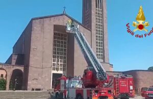 Fertilia, pende cavo dalla chiesa: intervento dei Vvf con “sorpresa”