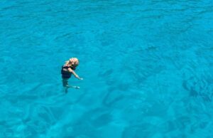 Relax in Sardegna per Sarah Gellar: Buffy l’ammazzavampiri si gode il mare dell’Isola