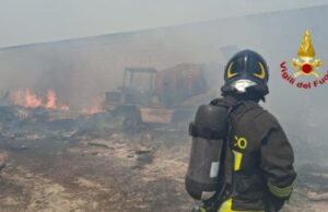 Dolianova, incendio nella zona industriale, distrutti due capannoni
