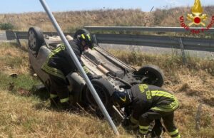 Paura a Villasor, auto esce di strada e si ribalta: 55enne in codice rosso