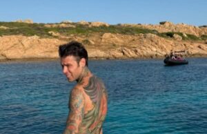 Fedez, bagno in Sardegna | Nell’Isola anche Clara: il gossip impazza