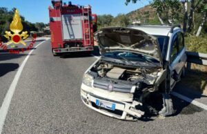 Orosei, auto esce di strada e si schianta: due feriti