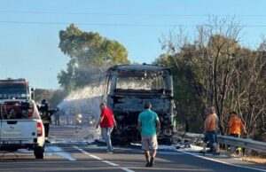 Paura a Chiaramonti, autobus prende fuoco sulla 672: illesi i passeggeri