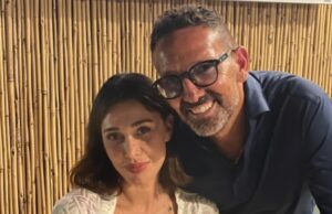 Belen Rodriguez in Sardegna, scatto social con il sindaco di Golfo Aranci