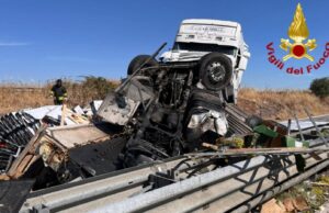 Macomer, incidente sulla 131: camion distrutto, traffico in tilt verso Cagliari