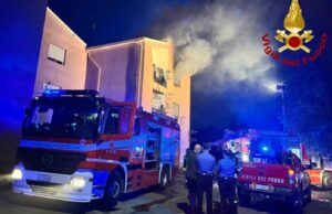 Incendio nella notte a Bosa, tre feriti e appartamento distrutto