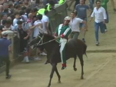 Tittia domina il Palio di Siena, undicesima vittoria per il fantino sardo
