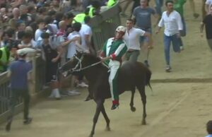 Tittia domina il Palio di Siena, undicesima vittoria per il fantino sardo