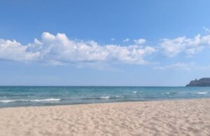 Cagliari, revocato il divieto di balneazione al Poetto: “Il Maestrale ha risolto”