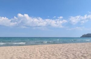 Cagliari, revocato il divieto di balneazione al Poetto: “Il Maestrale ha risolto”