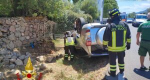 Grande paura a San Teodoro, auto esce di strada e si ribalta
