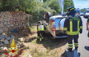Grande paura a San Teodoro, auto esce di strada e si ribalta