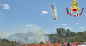 Enorme incendio vicino all’aeroporto di Olbia: voli cancellati o dirottati