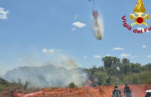 Enorme incendio vicino all’aeroporto di Olbia: voli cancellati o dirottati