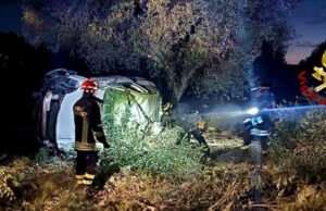 Uri, auto fuori strada dopo un volo di 20 metri: il conducente non si trova