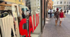 Tutti pazzi per i saldi anche in Sardegna: prevista spesa media di 157 euro