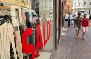 Tutti pazzi per i saldi anche in Sardegna: prevista spesa media di 157 euro