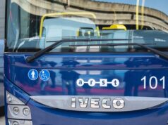 Isili, pullman e auto si scontrano per mancata precedenza: due feriti