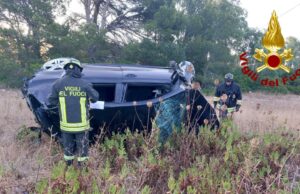 Alghero, auto si ribalta e il conducente viene sbalzato fuori: un morto