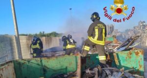 Santa Giusta, incendio in un container di rifiuti