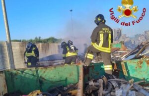 Santa Giusta, incendio in un container di rifiuti