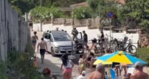 Campulongu, auto senza freno a mano piomba verso la spiaggia: tragedia sfiorata